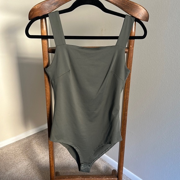 Green bodysuit with button closure - Picture 1 of 3